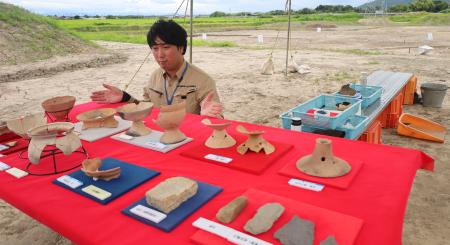 上御殿遺跡の発掘調査で見つかった、日本海側の地域の特徴を持つ土器などの遺物＝１４日、滋賀県高島市