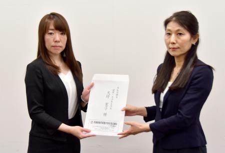 厚労省担当者（右）に要望書を手渡す広島県の北原加奈子健康福祉局長＝１７日午後、厚労省