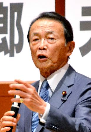 岐阜県大垣市で開かれた集会で発言する自民党の麻生最高顧問＝１７日午後