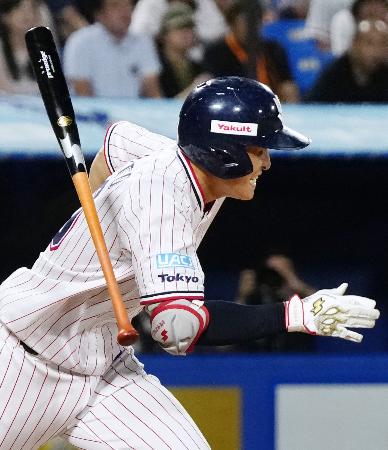 ８回ヤクルト２死三塁、代打宮本が勝ち越しの三塁内野安打を放つ＝神宮