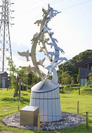 京都アニメーション社員や遺族ら有志が京都府宇治市に寄贈した碑