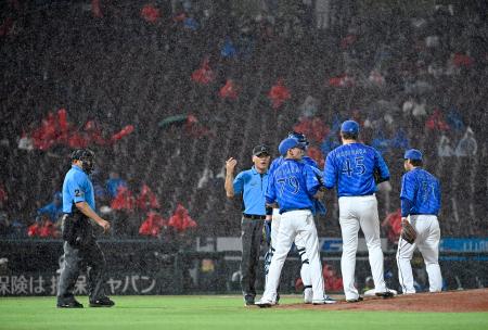 ６回裏途中、降雨で試合が中断し、ベンチに戻るＤｅＮＡナイン。この後、コールドゲームとなった＝マツダ