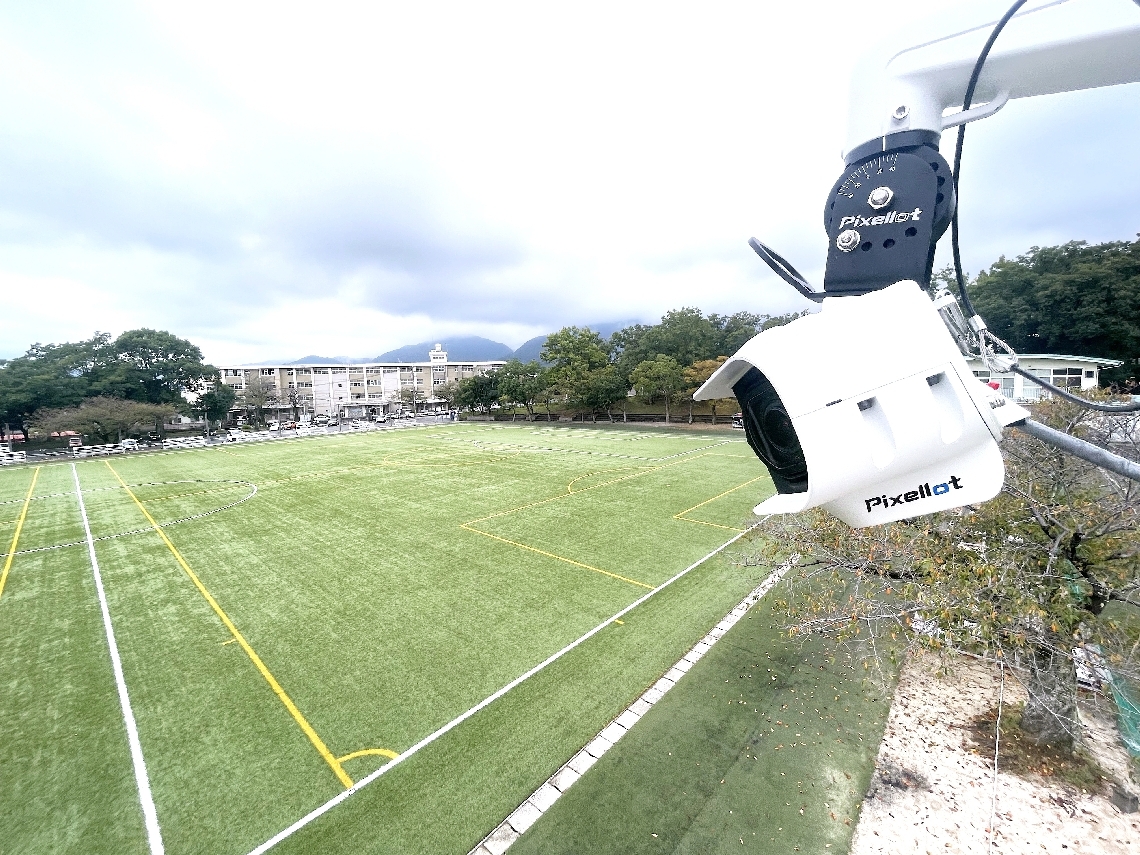 市営実相寺サッカー競技場の人工芝コートに設置されたＡＩ付きカメラ（ＮＴＴ西日本大分支店提供）