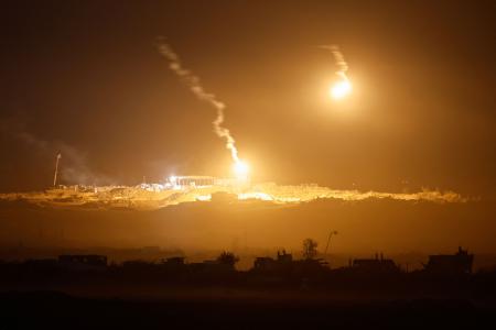 １７日、イスラエル軍がパレスチナ自治区ガザ上空に放った照明弾とみられる光＝ガザ境界のイスラエル側から撮影（ロイター＝共同）