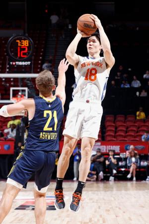 ニックスの一員としてペーサーズ戦でシュートを放つ馬場＝ラスベガス（ＮＢＡＥ・ゲッティ＝共同）