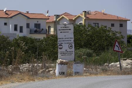 キプロスの緩衝地帯にある国連を示す標識＝２０２３年（ＡＰ＝共同）