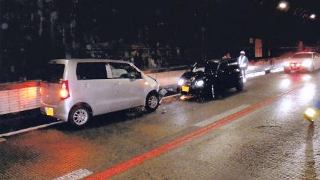 中央自動車道下り線の恵那山トンネルで発生した、逆走車（左）による事故現場＝６月、岐阜県中津川市（同県警高速道路交通警察隊提供）