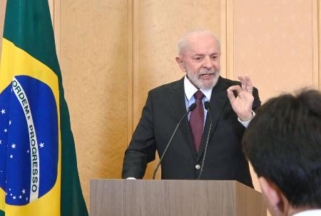 ３月、記者会見するブラジルのルラ大統領＝東京都千代田区