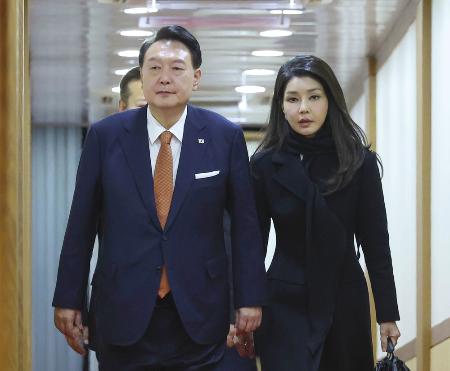 韓国の尹錫悦前大統領（左）と妻金建希氏＝２０２３年１２月、ソウル近郊（聯合＝共同）
