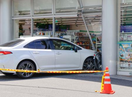 コンビニに突っ込んだ乗用車＝１８日午前１１時２１分、大阪府東大阪市