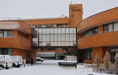 青森県八戸市の「みちのく記念病院」＝２月