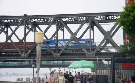 北朝鮮から中国遼寧省丹東に到着した貨物列車＝６日（共同）