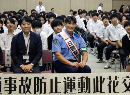 大阪府警此花署の一日署長に就任し、高校で開かれた交通安全イベントに参加した糸井嘉男さん＝１８日午前、大阪市此花区