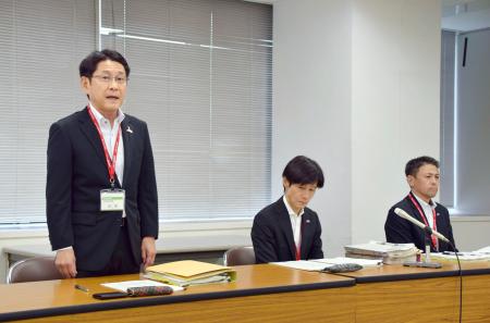 記者会見する北九州市教育委員会の担当者ら＝１８日午後、北九州市