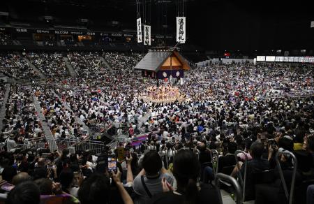 大相撲名古屋場所の初日、幕内力士の土俵入りが行われた新会場のＩＧアリーナ＝１３日、名古屋市