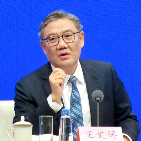 記者会見する中国の王文濤商務相＝１８日、北京（共同）