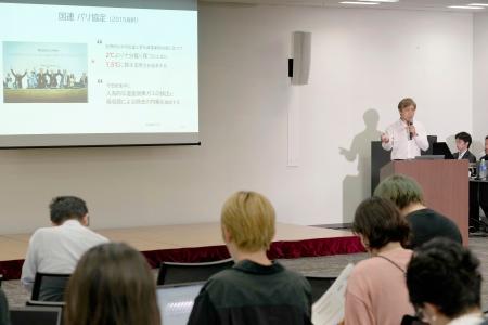 地球温暖化について説明する東京大の江守正多教授＝１５日、東京都新宿区