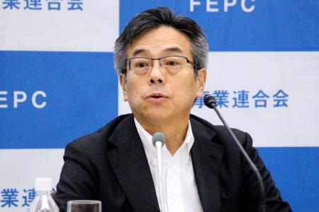 記者会見する電気事業連合会の林欣吾会長＝１８日午後、東京都千代田区