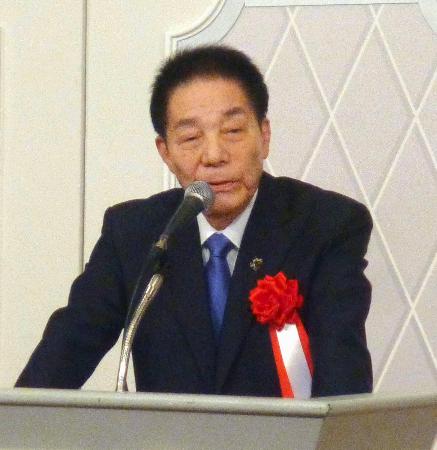 参院選候補者の個人演説会であいさつする自民党の古賀誠元幹事長＝１８日午後、福岡市
