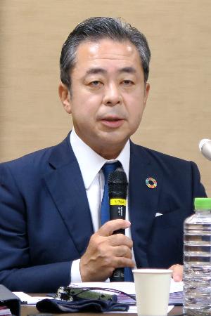 記者会見する生命保険協会の高田幸徳会長＝１８日午後、東京都千代田区