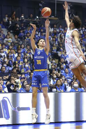 シュートを放つ滋賀の長谷川比源＝４月、滋賀ダイハツアリーナ（☆（○の中に小文字のＣ）Ｂ．ＬＥＡＧＵＥ）