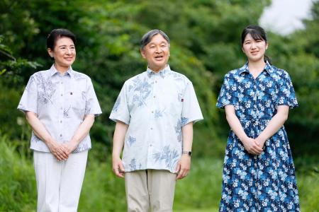 栃木県の那須御用邸内を散策し、記者の質問に答えられる天皇、皇后両陛下と長女愛子さま＝１８日午後