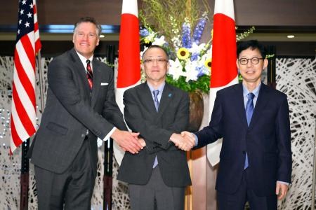 協議前に握手する（左から）ランドー米国務副長官、船越健裕外務事務次官、韓国の朴潤柱外務第１次官＝１８日午後、東京都港区の飯倉公館（代表撮影）