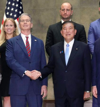 ベセント米財務長官（左）と握手する石破首相＝１８日午後、首相官邸