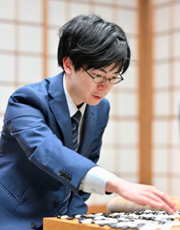 囲碁の第５０期碁聖戦５番勝負第３局で、井山裕太碁聖を破った芝野虎丸十段＝１８日午後、東京都千代田区の日本棋院