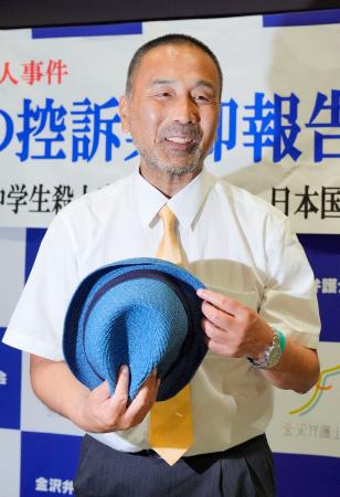 無罪判決後の記者会見を終え、袴田巌さんが使っていた帽子を手に笑顔の前川彰司さん＝１８日午後、金沢市