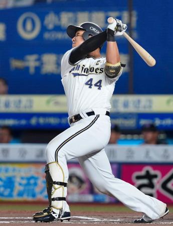 １０回オリックス無死満塁、頓宮が勝ち越しの右犠飛を放つ＝ＺＯＺＯマリン