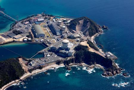 関西電力美浜原発。手前から３号機、２号機、１号機＝３月、福井県美浜町