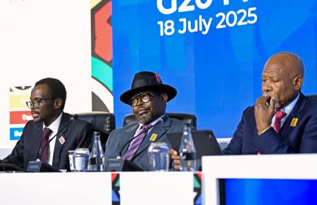 Ｇ２０財務相・中央銀行総裁会議の閉幕後、記者会見する南アフリカのゴドングワーナ財務相（中央）ら＝１８日、南アフリカ東部ダーバン郊外（共同）