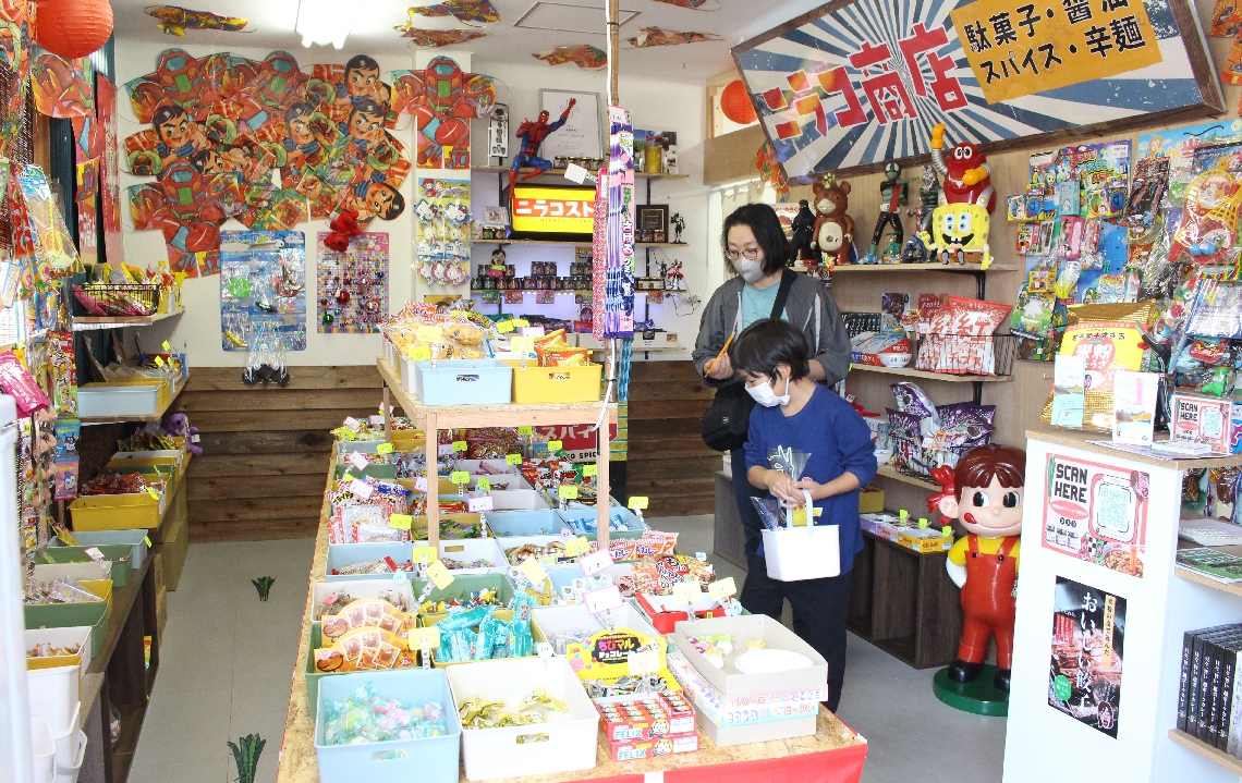 駄菓子のほか、スーパーボールや消しゴム付きのくじ引きなど約１００種類が並ぶニラコストア
