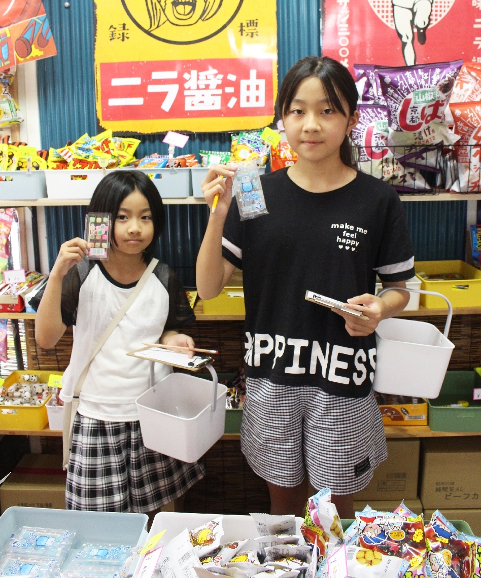 商品の金額を計算しながら買い物を楽しむ児童