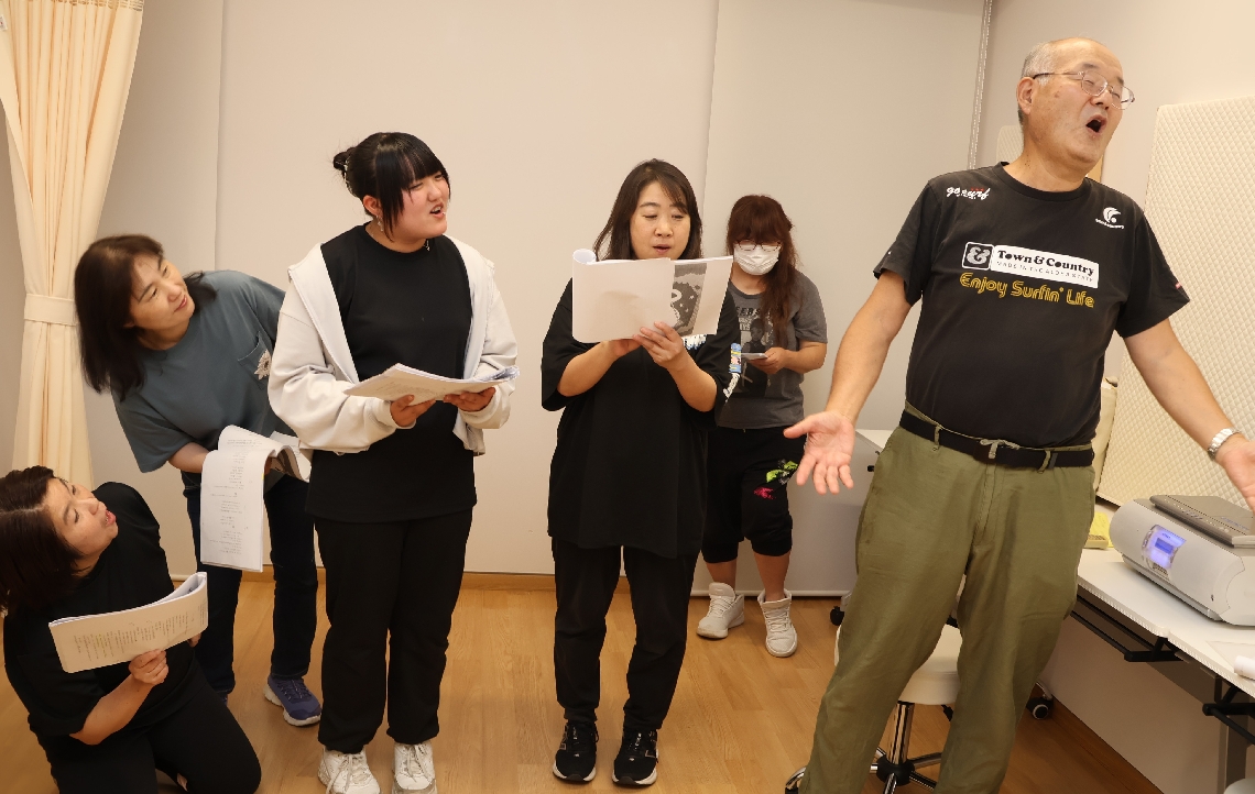 ミュージカル「オバケちゃん」の稽古をする竹田市民劇団「おごめん」のメンバーら＝竹田市玉来の市総合文化ホール