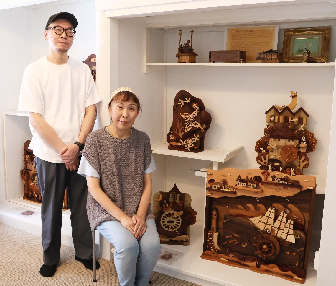 アトリエ「ゆのん」で創作に励む川原崎純子さん（右）と、長男の智哉さん＝国東市国見町