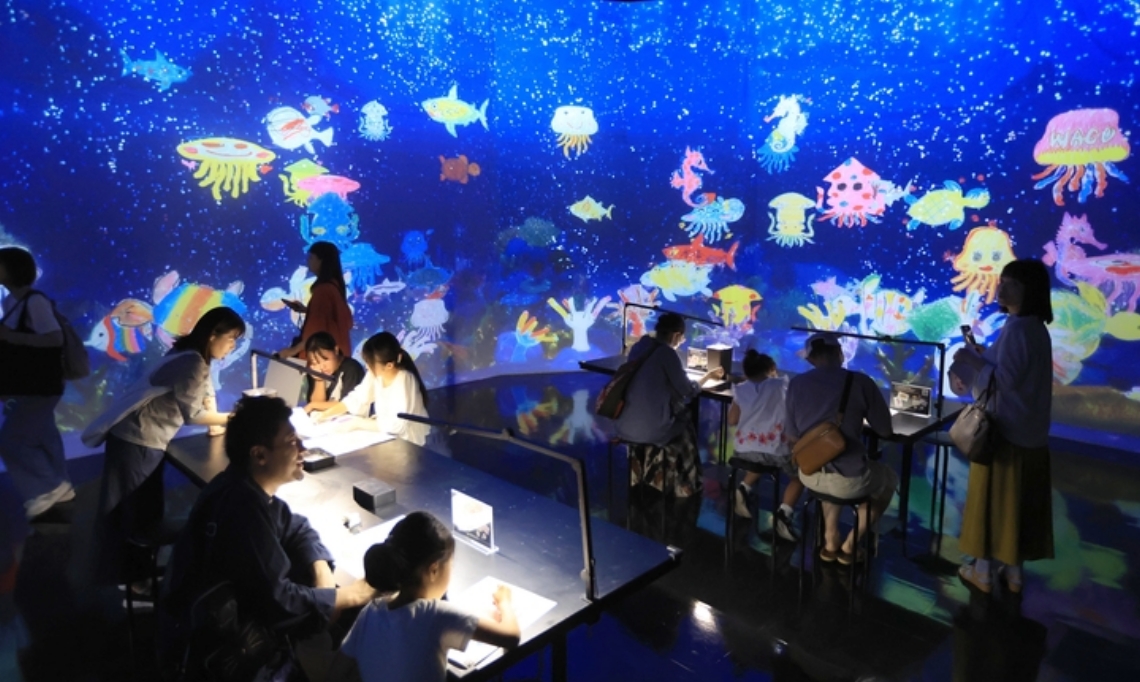 「チームラボ　学ぶ！未来の遊園地と、花と共に生きる動物たち」（チームラボ大分２０２５実行委員会主催）が開幕。待ちわびた多くの家族連れが訪れ、日頃は静かな美術館に子どもたちの元気な声が響いた＝１９日、大分市寿町の県立美術館