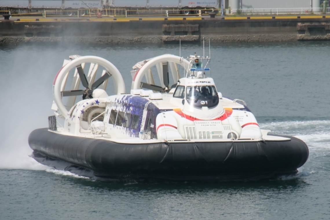 発着場に到着したホーバークラフト