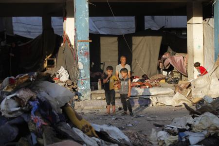イスラエル軍の攻撃を受けた難民キャンプで暮らす人々＝１７日、パレスチナ自治区ガザ中部（ゲッティ＝共同）