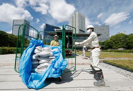 首相官邸に運び込まれた福島第１原発事故に伴う除染土＝１９日午前