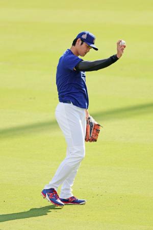 キャッチボールするドジャース・大谷＝ロサンゼルス（共同）