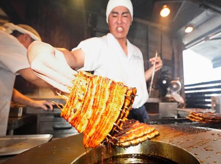 土用の丑の日を迎え「八ツ目や　にしむら目黒店」で焼き上げられるウナギ＝１９日午前、東京都目黒区