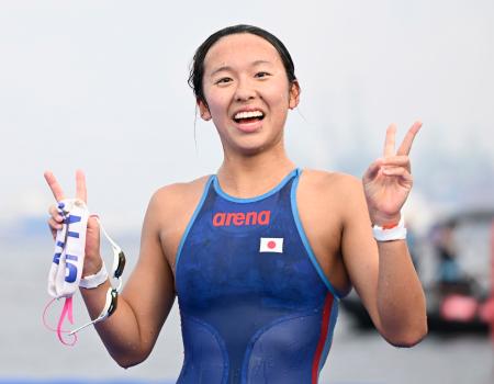 女子３キロノックアウトスプリントで優勝し、笑顔の梶本一花＝シンガポール（共同）