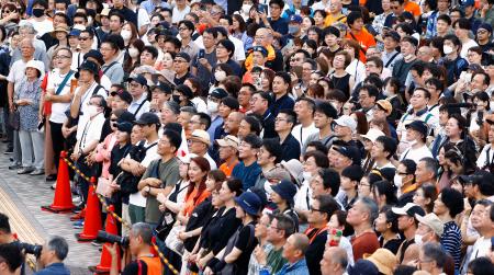 候補者らの街頭演説に集まった人たち＝１９日午前、横浜市