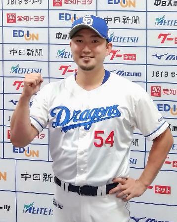オールスター戦選出の記者会見で、ポーズを取る中日・藤嶋＝１９日、バンテリンドーム