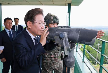 韓国の京畿道・漣川から南北の軍事境界線の北朝鮮側を視察する李在明大統領＝６月（聯合＝共同）