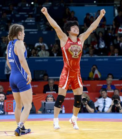 ロンドン五輪レスリング女子４８キロ級決勝でアゼルバイジャンの選手（左）を破り、喜ぶ小原日登美さん＝２０１２年８月、エクセル（共同）
