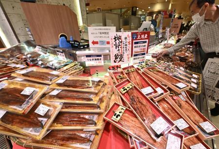 土用の丑の日を迎え、阪神百貨店梅田本店の生鮮商品売り場に並んだウナギのかば焼き＝１９日午前、大阪市北区