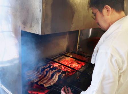 名古屋市の老舗店「いば昇」でウナギを焼く木村勧さん＝１９日午後